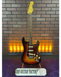 Squier Classic Vibe Stratocaster '60s, Rosewood Fingerboard, 3-Color Sunburst w/ Deluxe Gig Bag SN1123